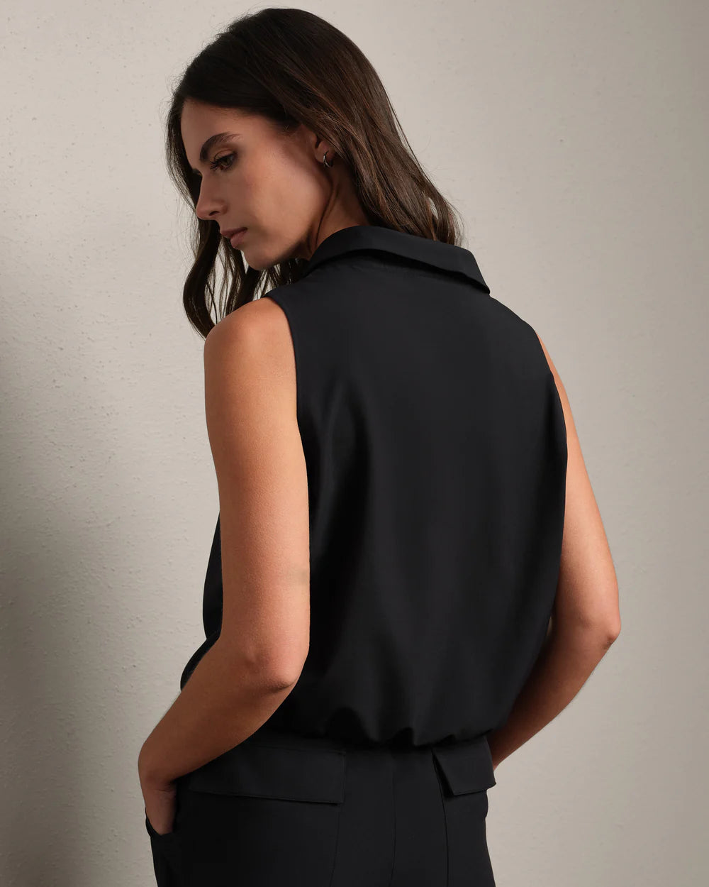RHONE- MIRAGE SLEEVELESS NOTCH COLLAR BLOUSE