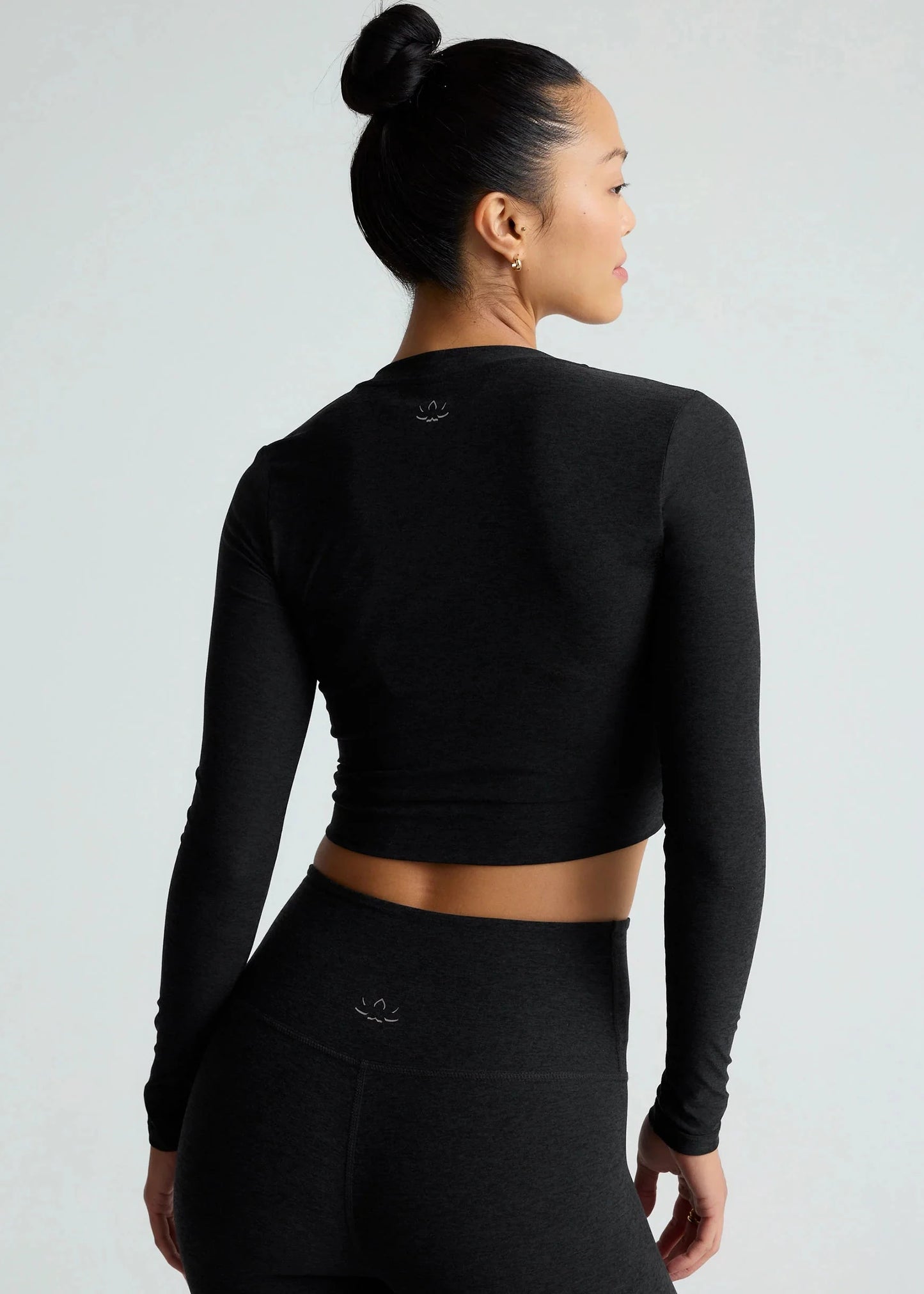 BEYOND YOGA- FEATHERWEIGHT CENTER STAGE LS
