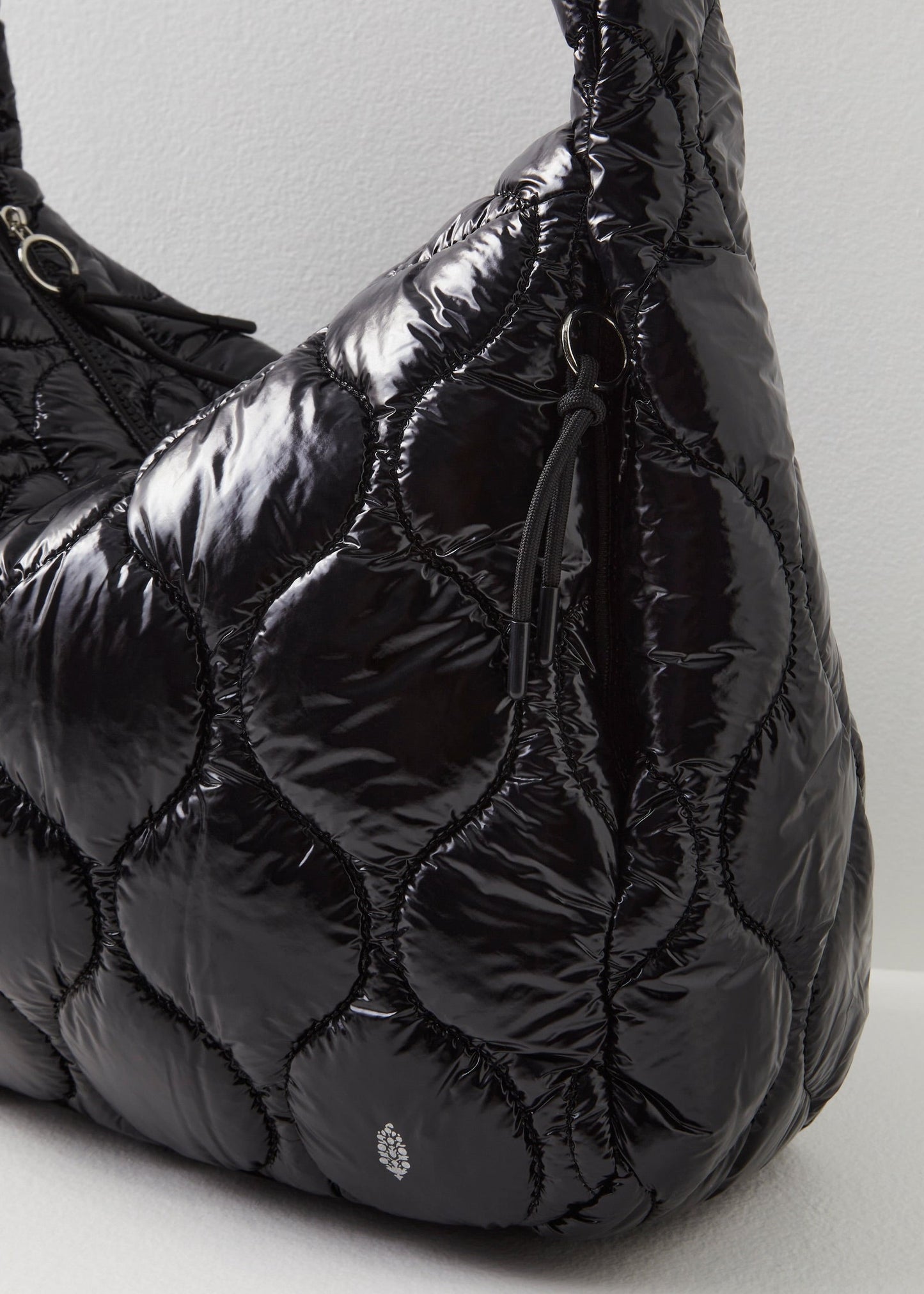 FREE PEOPLE- SURPLUS SHINE CARRYALL