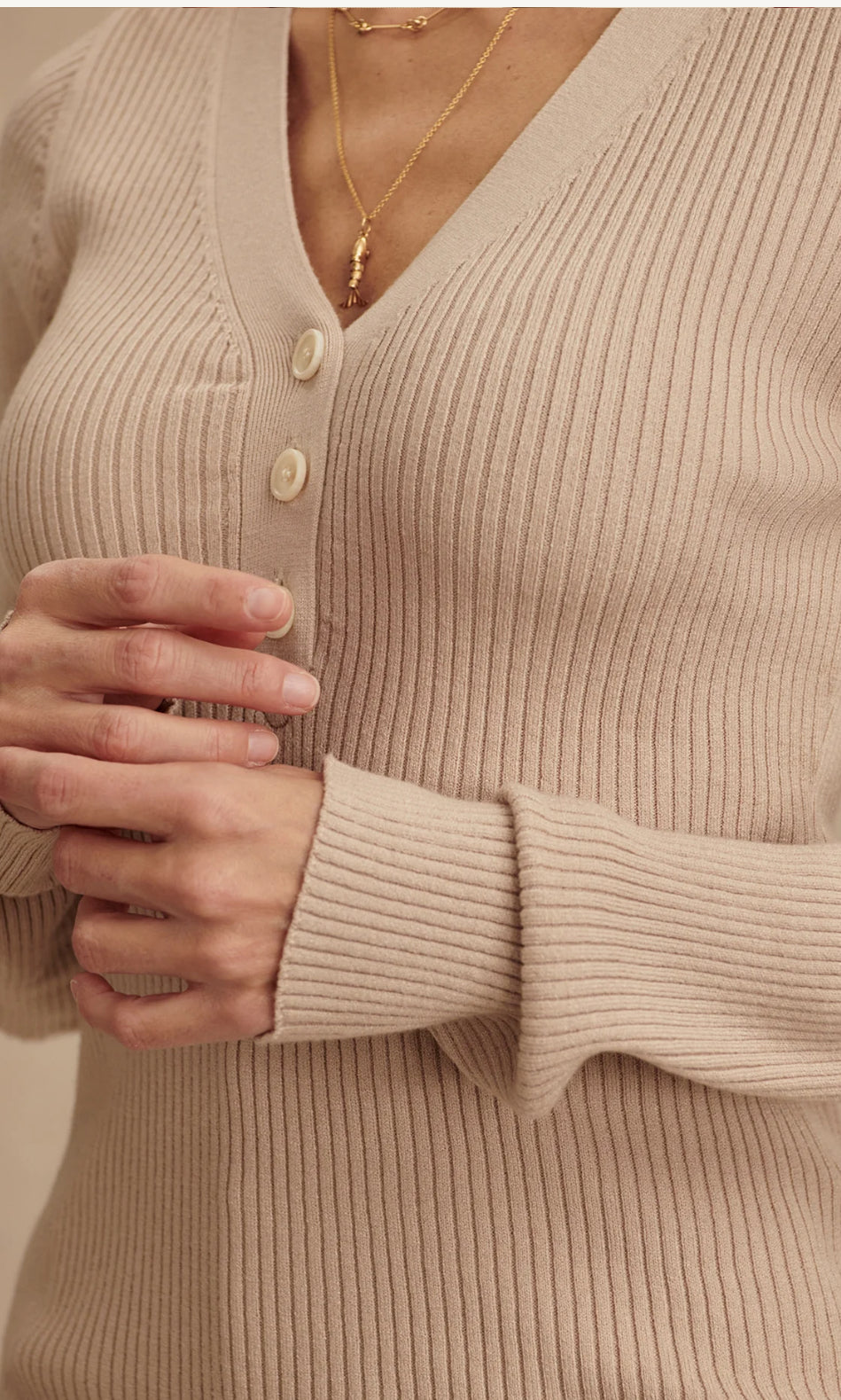 VARLEY- BIANCA V-NECK RIB KNIT TOP CEMENT