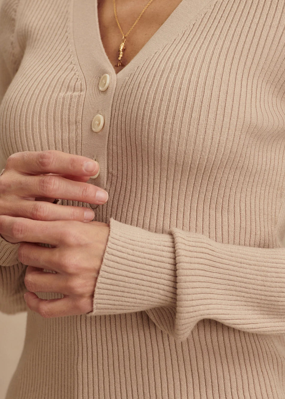 VARLEY- BIANCA V-NECK RIB KNIT TOP CEMENT