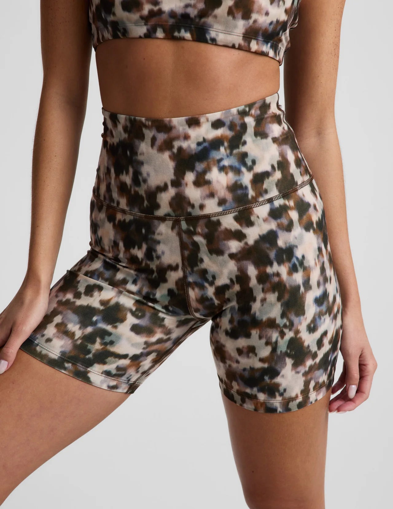 BEYOND YOGA- DAPPLED ROAN SOFTMARK KEEP PACE BIKER SHORT