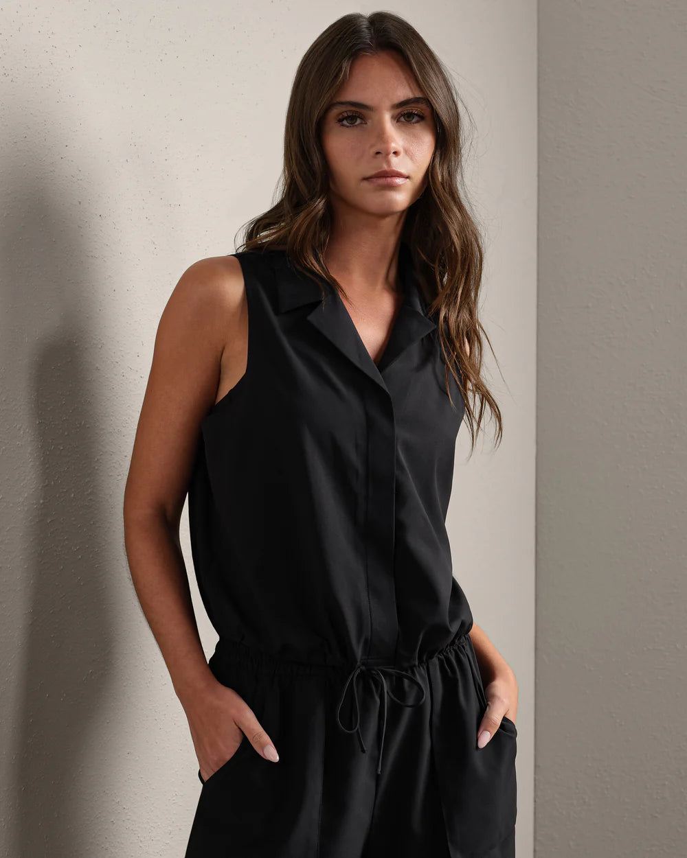 RHONE- MIRAGE SLEEVELESS NOTCH COLLAR BLOUSE