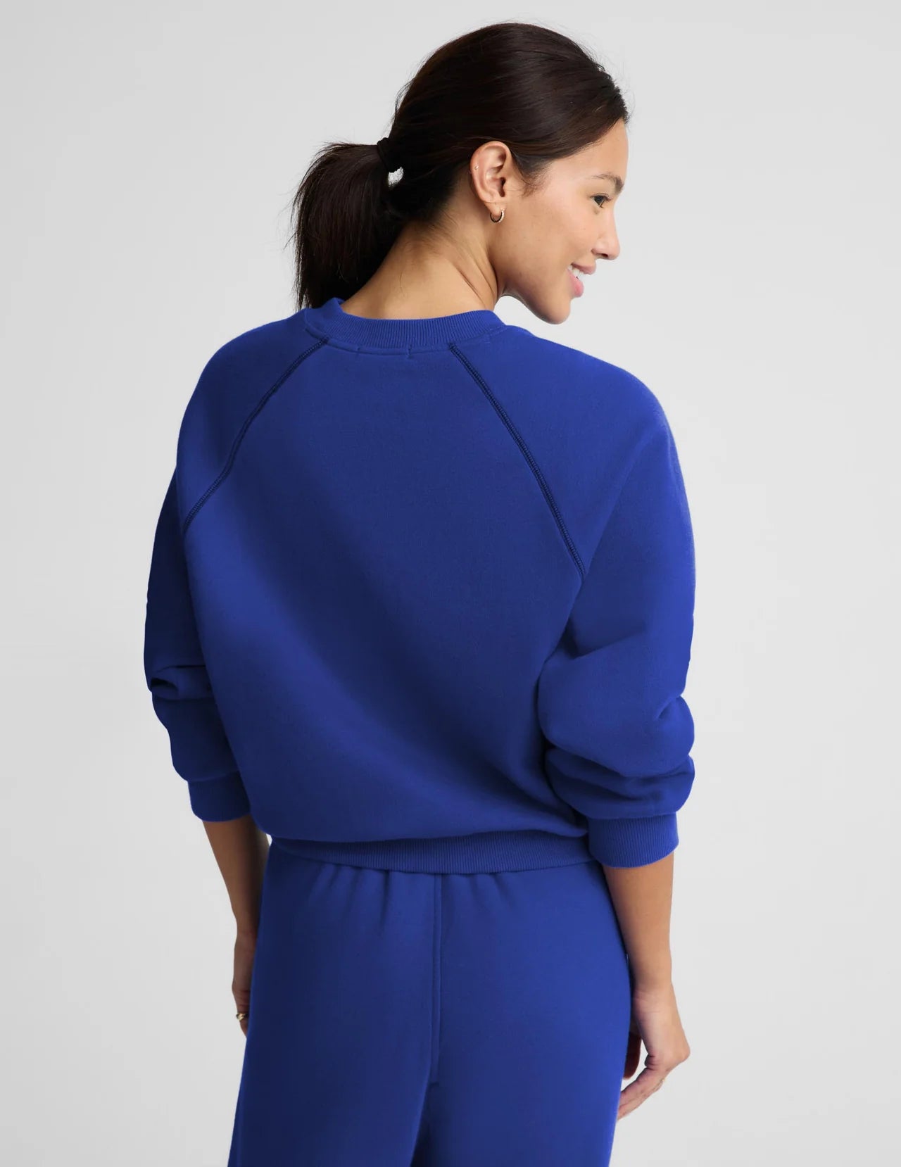 BEYOND YOGA- LUXEFLEECE 2.0 RAGLAN CREWNECK ULTRA BLUE/ NOCTURNAL NAVY