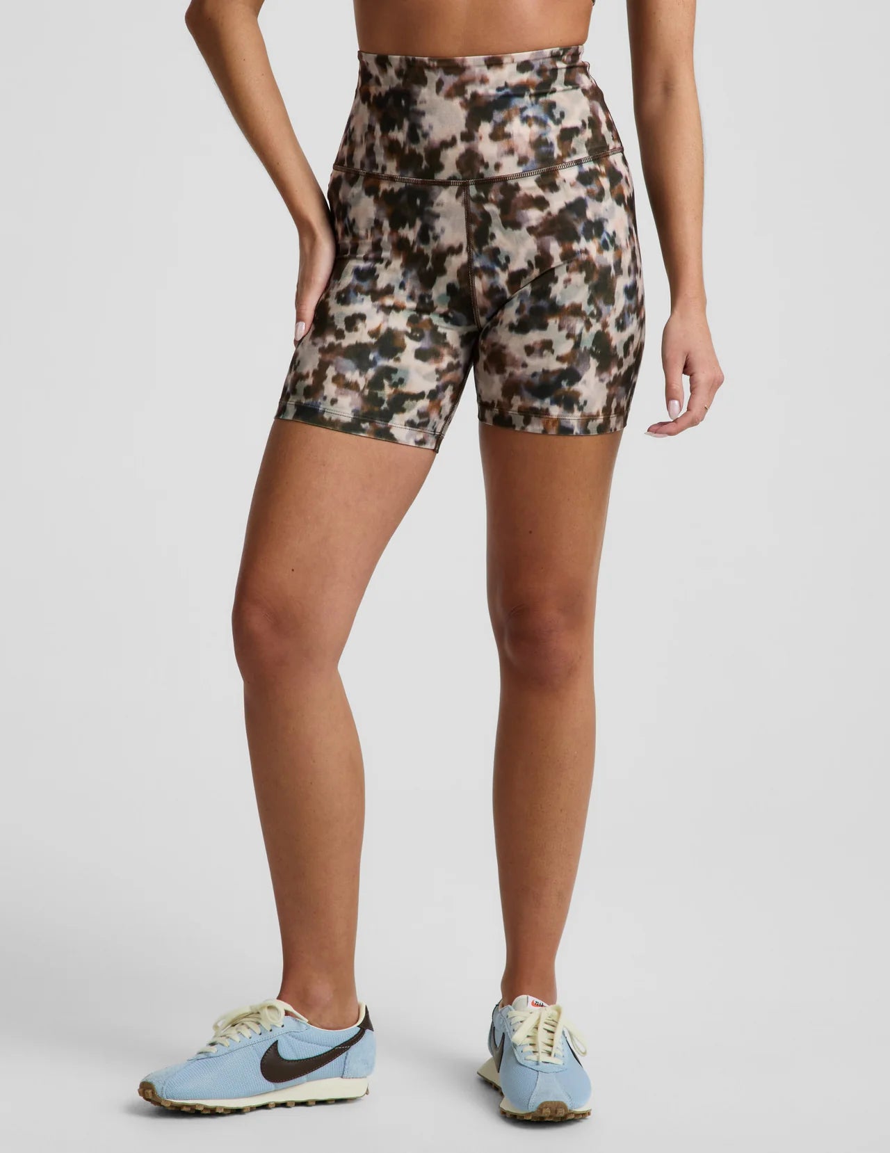 BEYOND YOGA- DAPPLED ROAN SOFTMARK KEEP PACE BIKER SHORT
